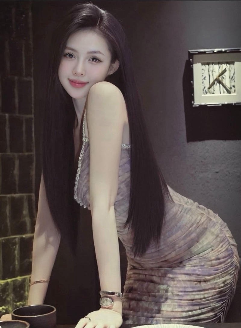 Gái xinh mlem váy đen ngồi sàn nhà thần thái sang