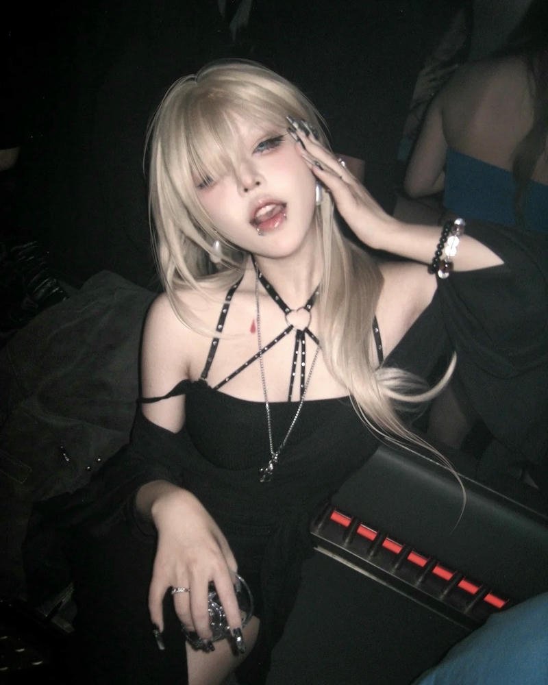 Gái xinh tóc vàng mặc váy đen tạo dáng trong tối