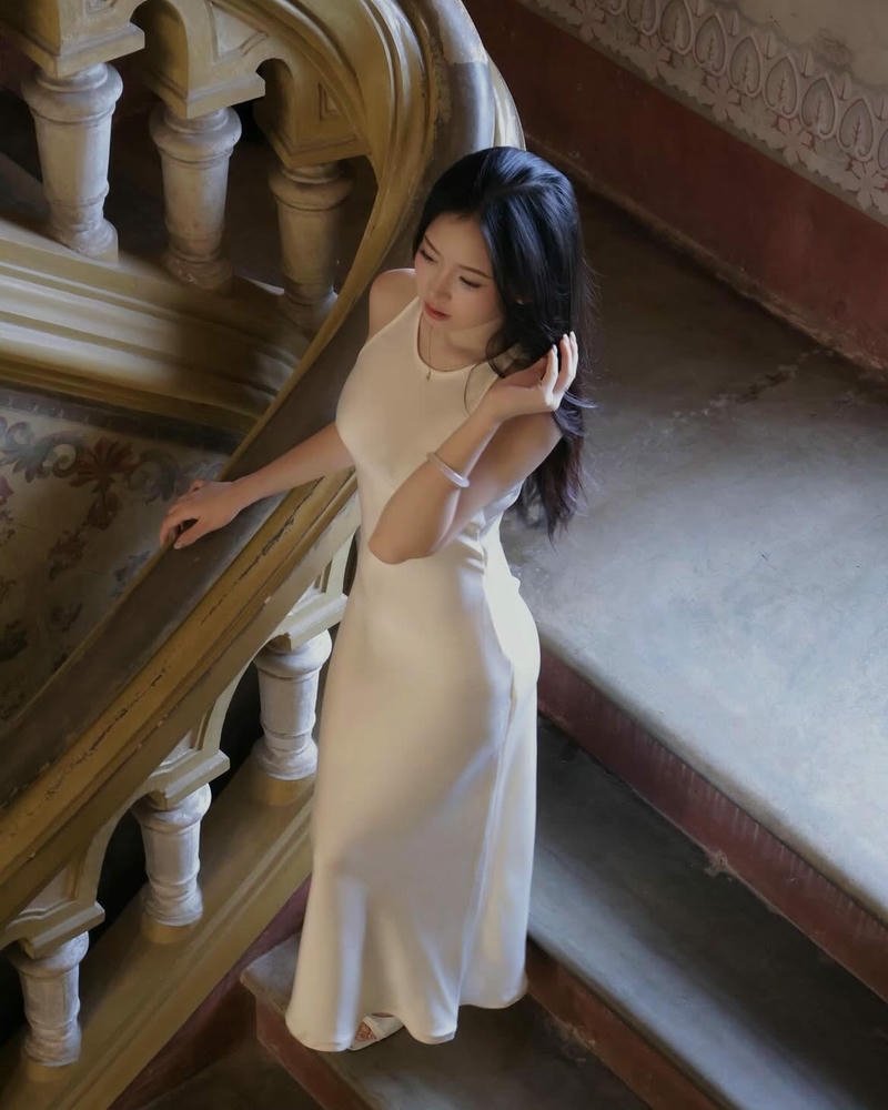 Gái xinh việt nam áo dây tím selfie cực quyến rũ