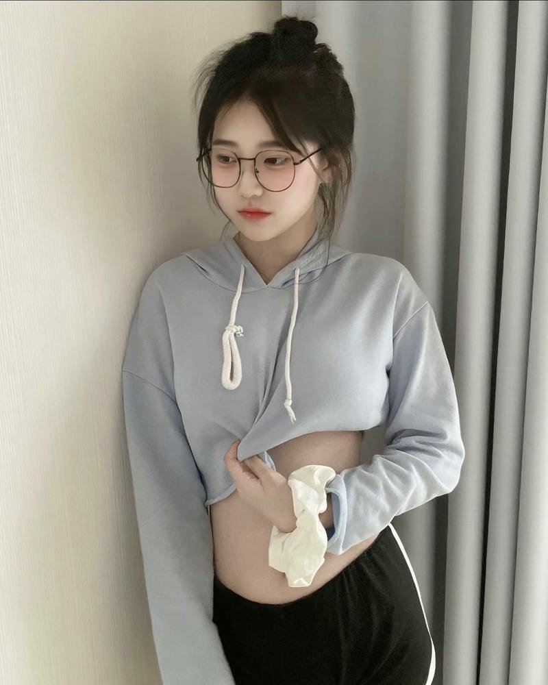 Gái xinh việt nam áo hoodie croptop khoe eo thon gọn