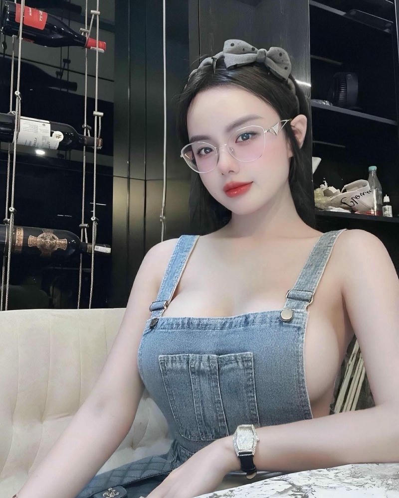 Gái xinh việt nam mặc yếm bò dễ thương năng động