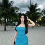 Gái xinh việt nam váy xanh nổi bật giữa bãi biển