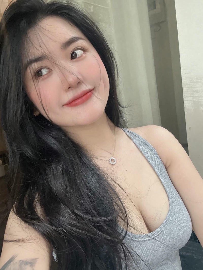 Gái xinh vòng một khủng mặc áo ba lỗ xám đẹp