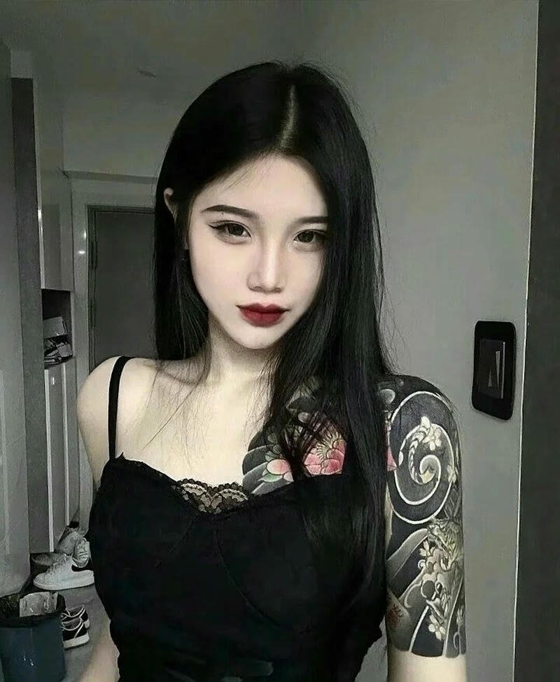 Gái xinh xăm mình áo đen hai dây khoe hình xăm tay