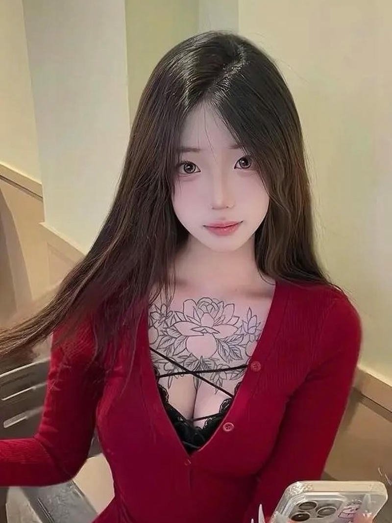 Gái xinh xăm mình áo đỏ nổi bật làn da trắng