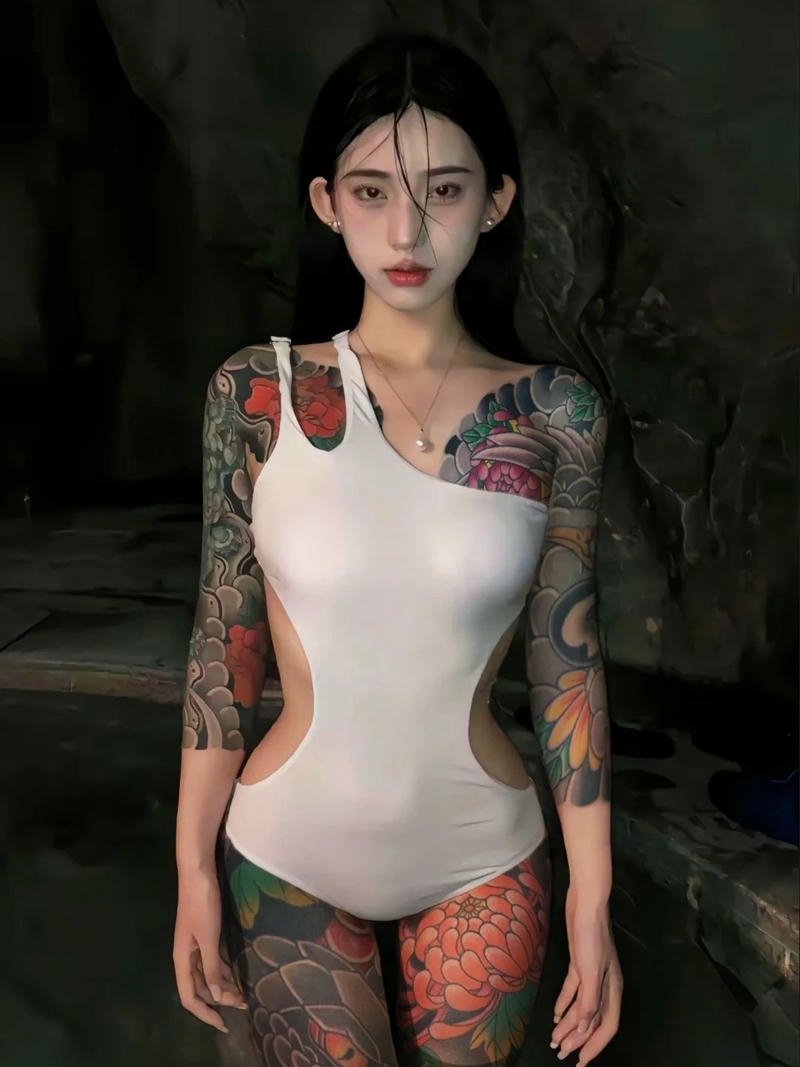 Gái xinh xăm mình bodysuit trắng khoe hình xăm kín chân