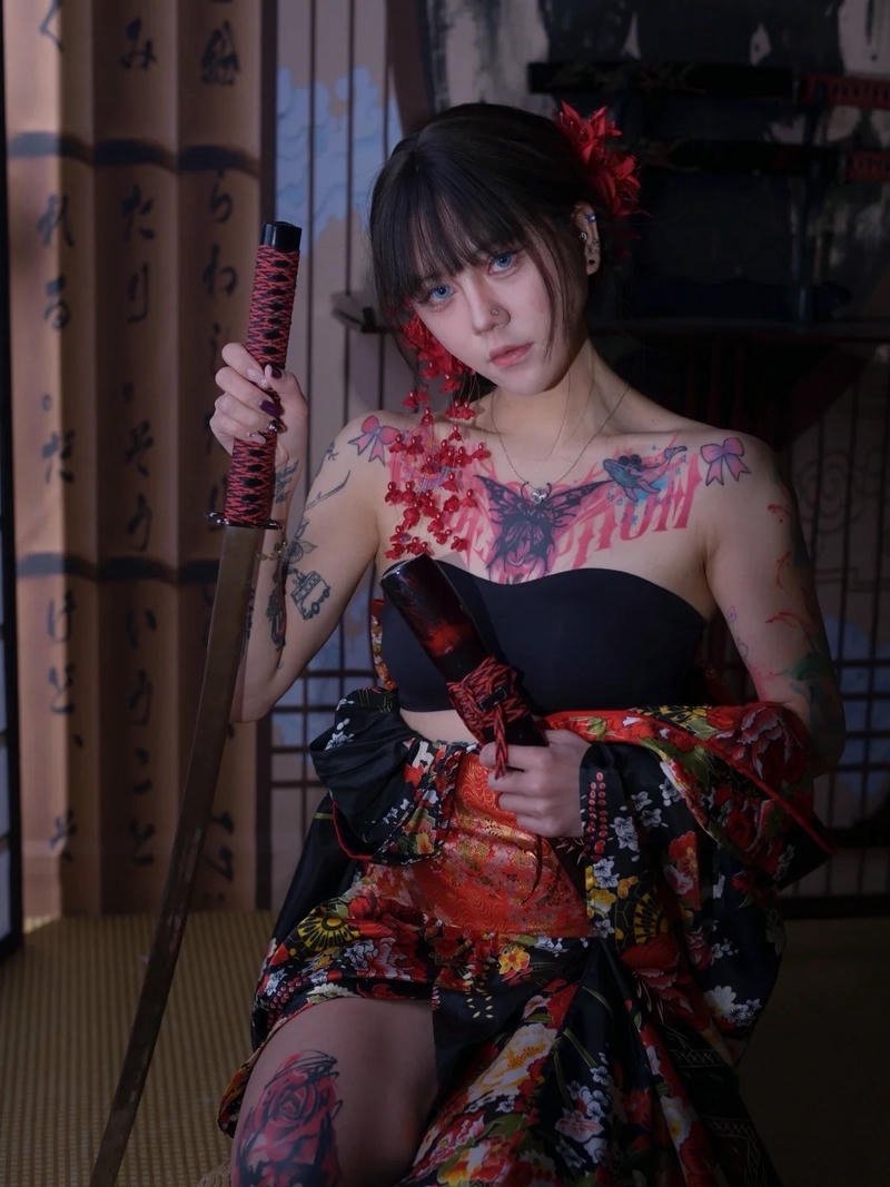 Gái xinh xăm mình mặc đồ nhật bản cầm quạt giấy