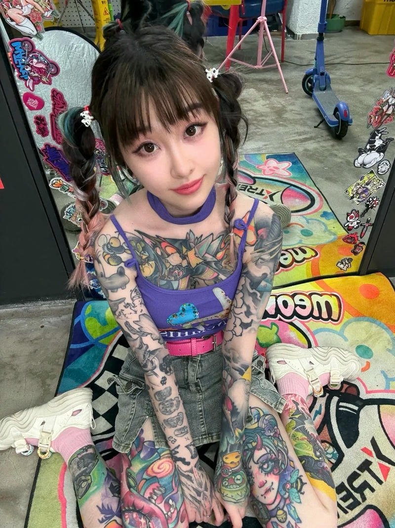 Gái xinh xăm mình mặc kimono cách tân hở vai trần