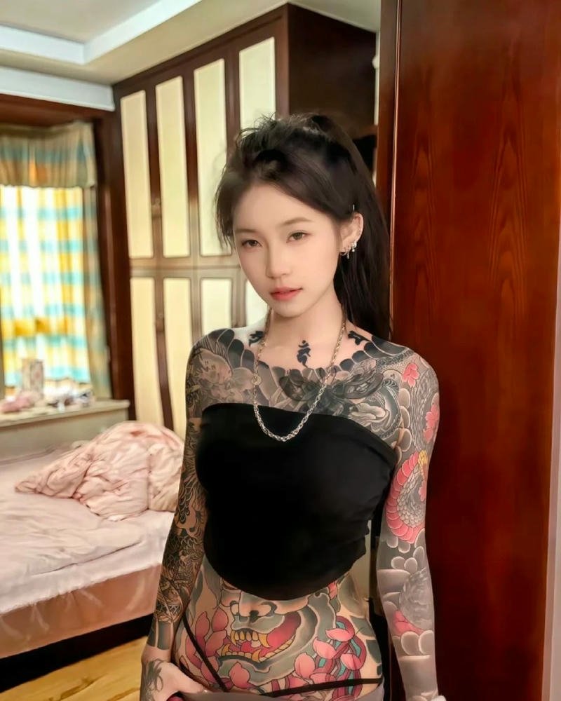 Gái xinh xăm mình ngồi trên giường khoe lưng trần đẹp