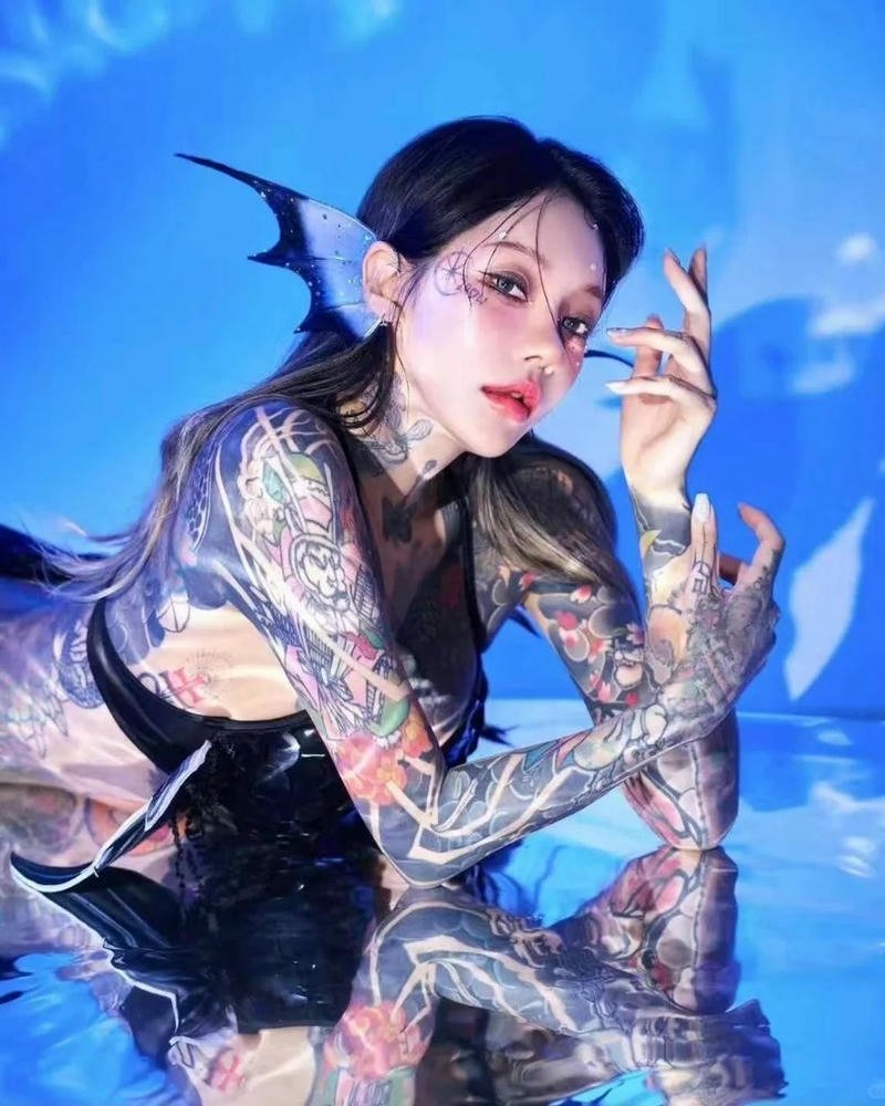 Gái xinh xăm mình tạo dáng bươm bướm ảo diệu lung linh