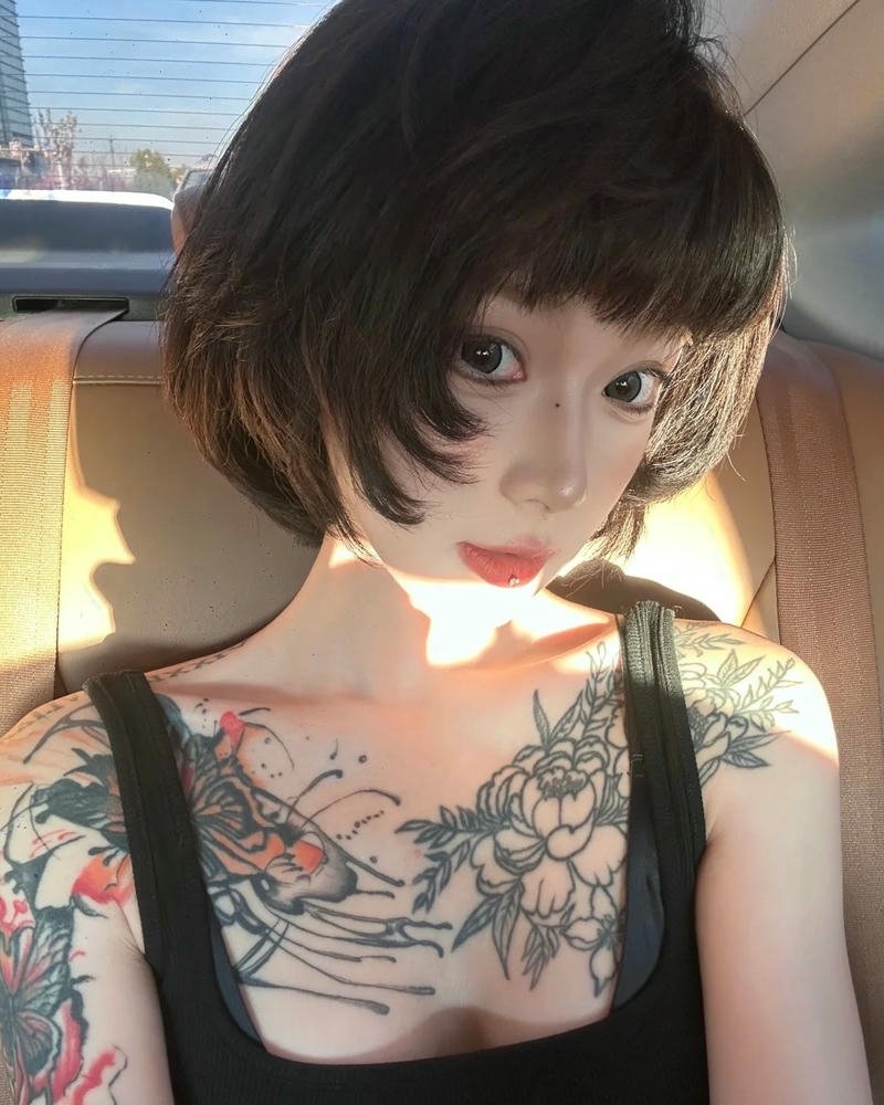 Gái xinh xăm mình tóc ngắn khoe hình xăm trước ngực