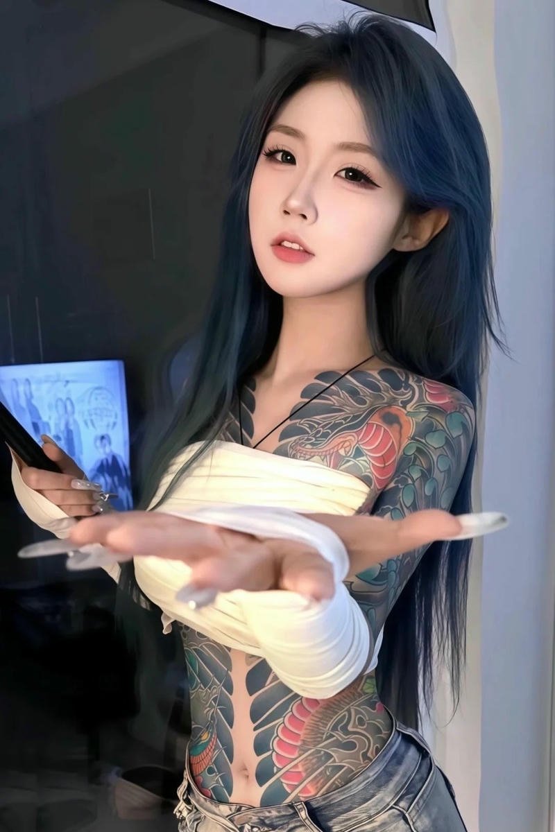 Gái xinh xăm mình váy đen ôm sát body quyến rũ