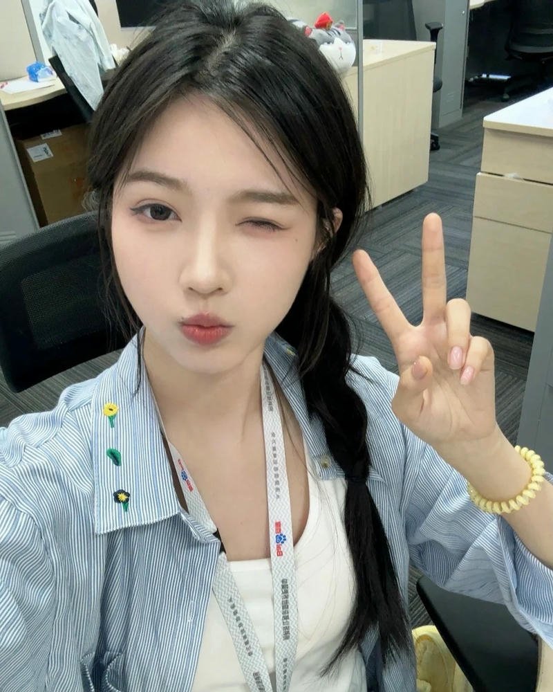 Girl văn phòng dễ thương chụp ảnh selfie tạo dáng nhí nhảnh