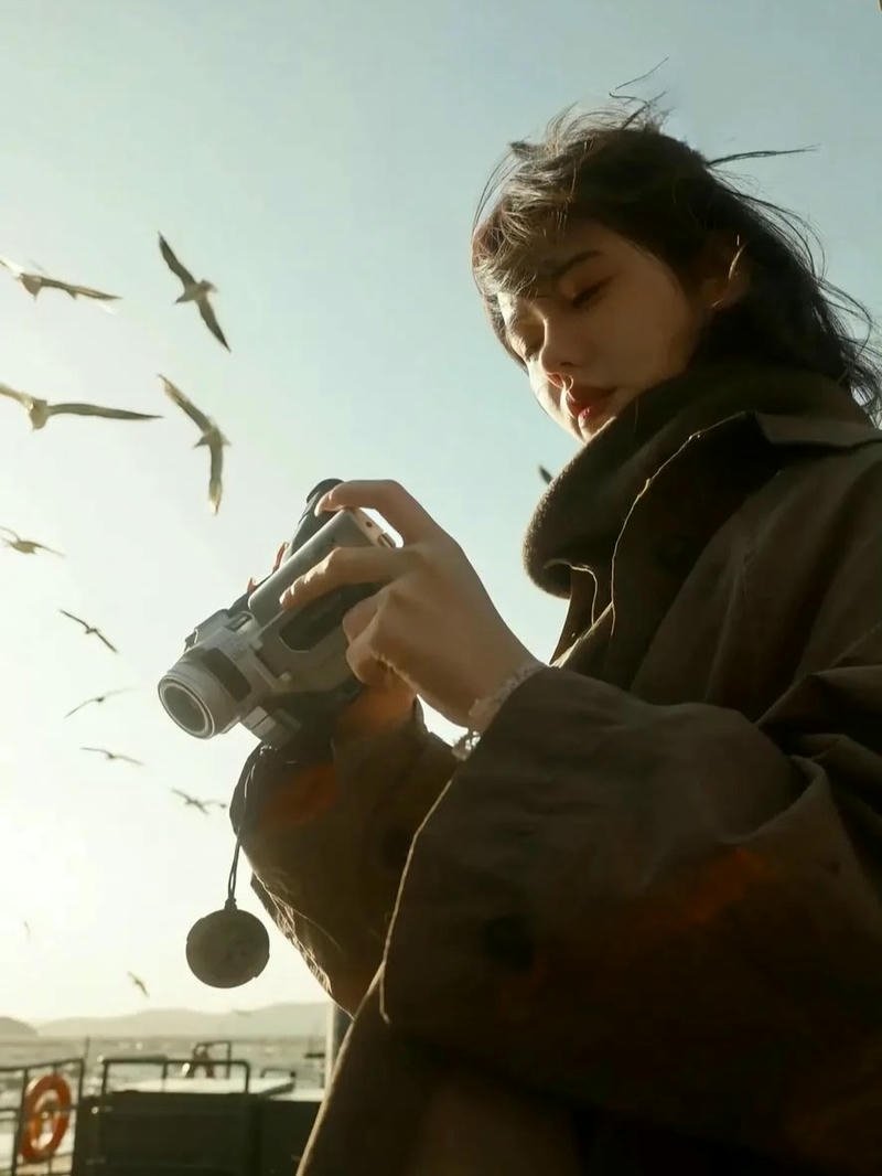 Girl xinh Trung Quốc cầm máy ảnh chụp phong cách retro