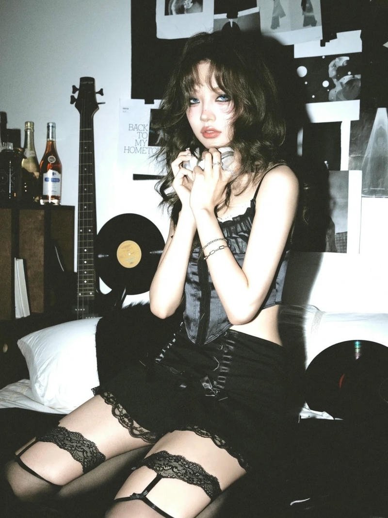 Girl xinh chất chơi ôm đàn guitar điện tạo dáng