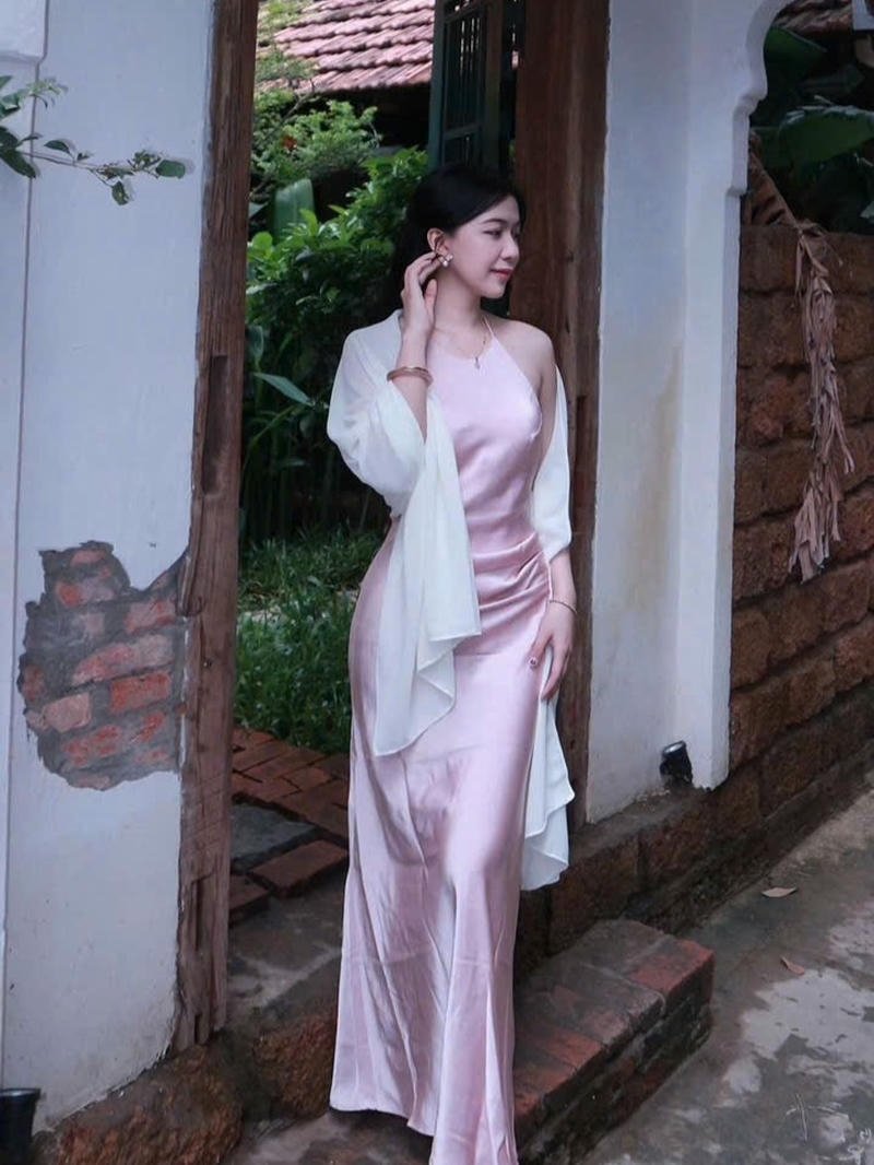 Girl xinh chụp mẫu áo dài hồng dịu dàng thướt tha