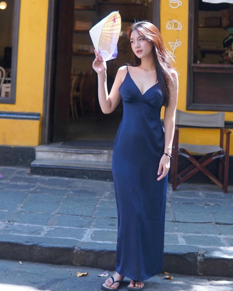 Girl xinh chụp mẫu váy xanh dài thướt tha dạo