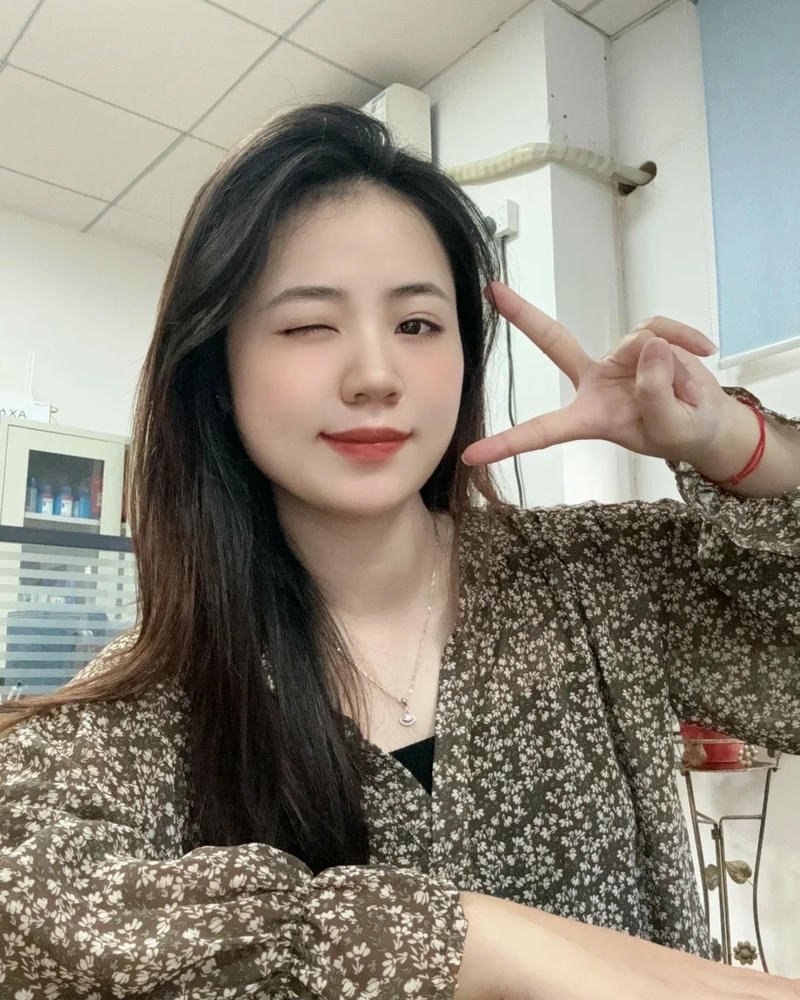 Girl xinh công sở mặc áo họa tiết chụp selfie đẹp
