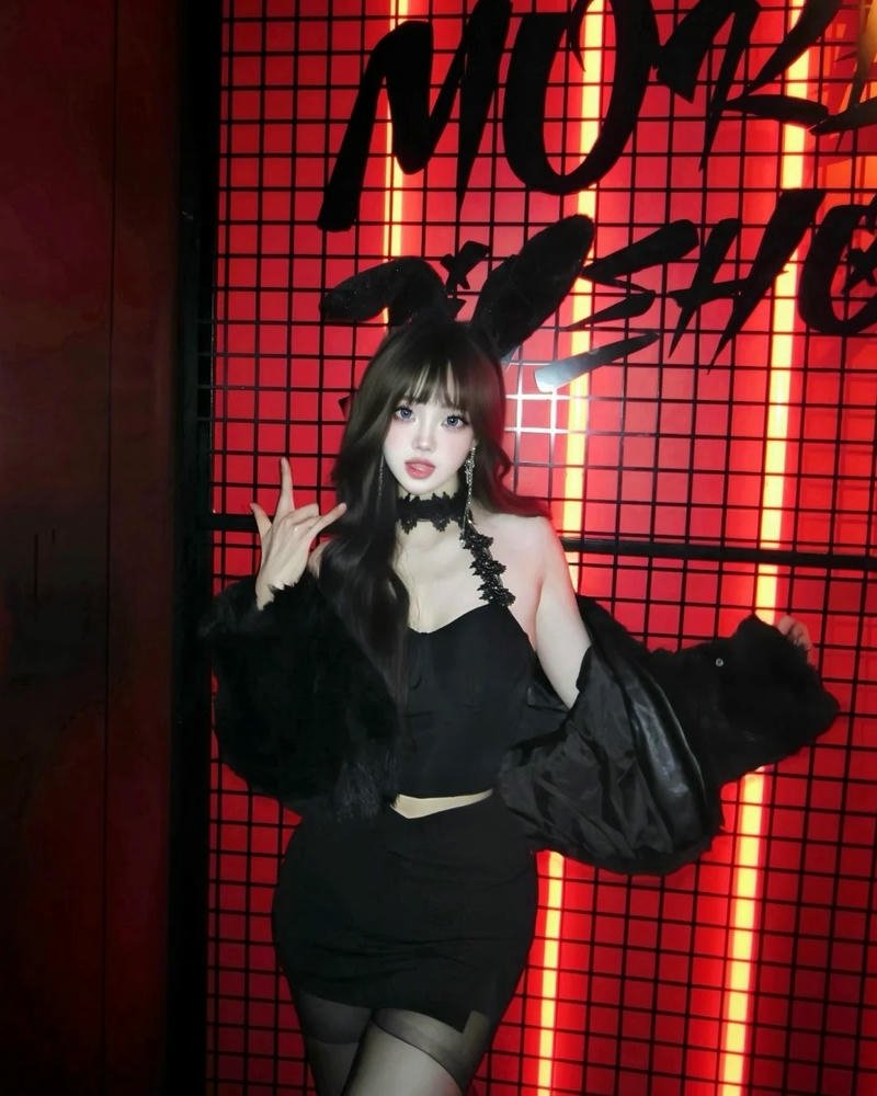 Girl xinh đi bar tạo dáng trước tường đèn neon đỏ