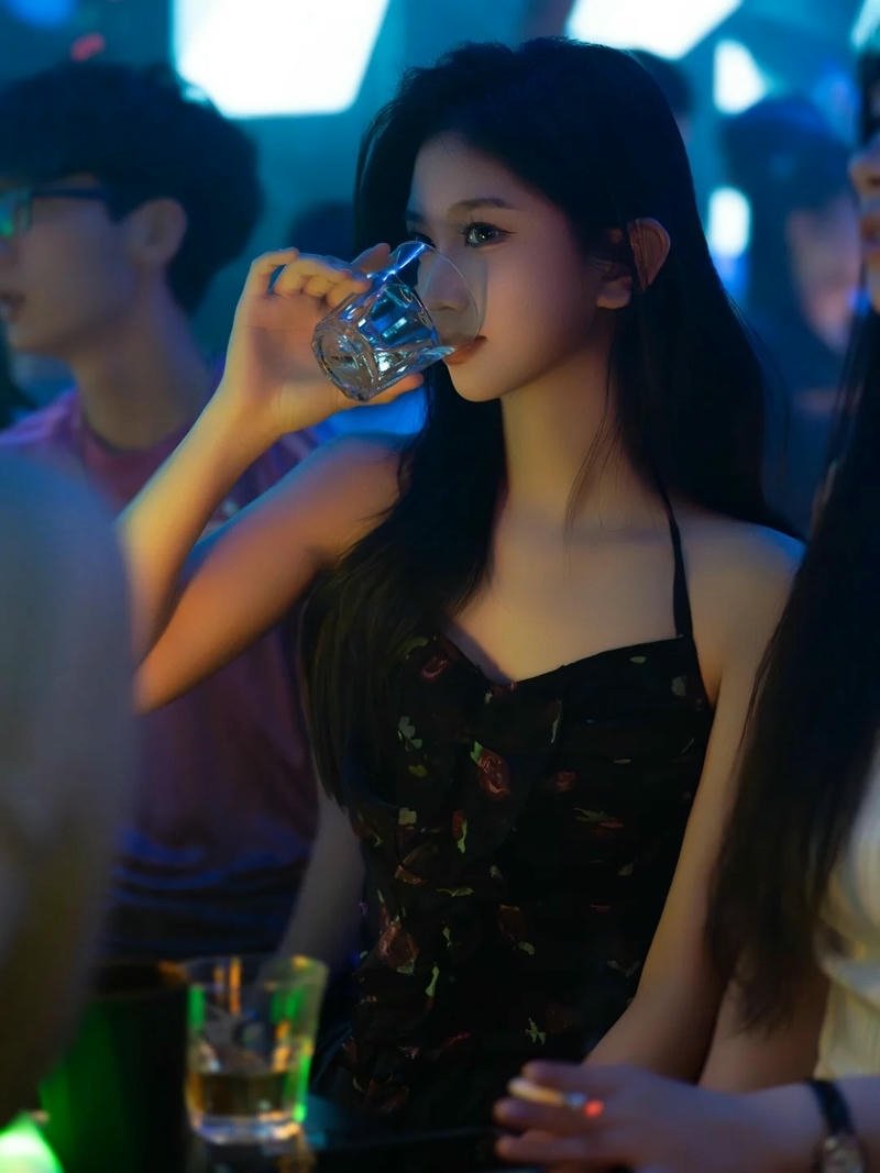 Girl xinh đi bar uống rượu giữa đám đông náo nhiệt