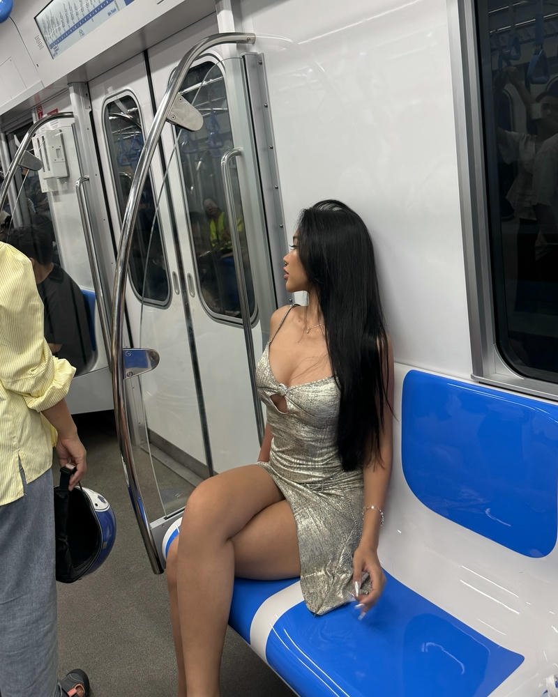 Girl xinh mặc váy ngồi trên tàu điện ngầm vắng