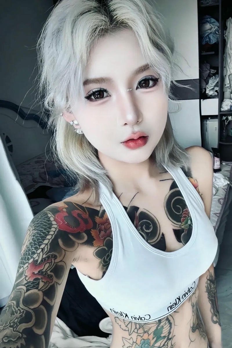 Girl xinh tóc bạch kim xăm hình cánh tay cực chất