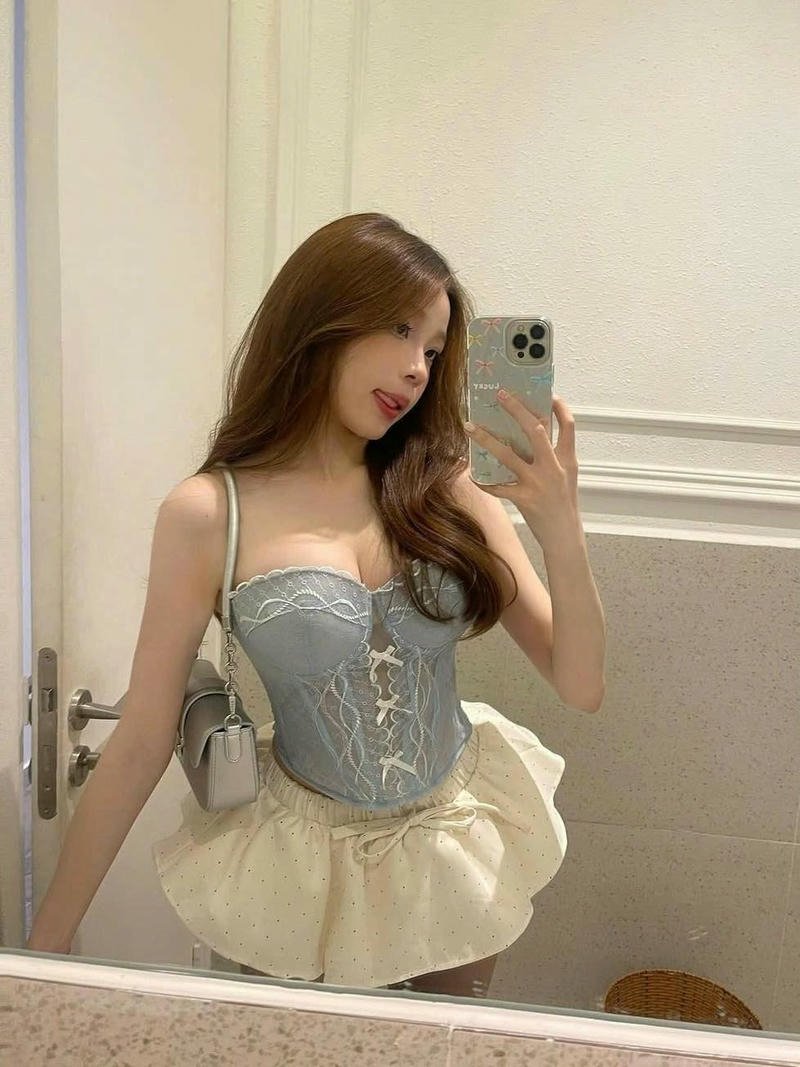 Girl xinh váy ngắn chụp ảnh selfie trước gương phòng