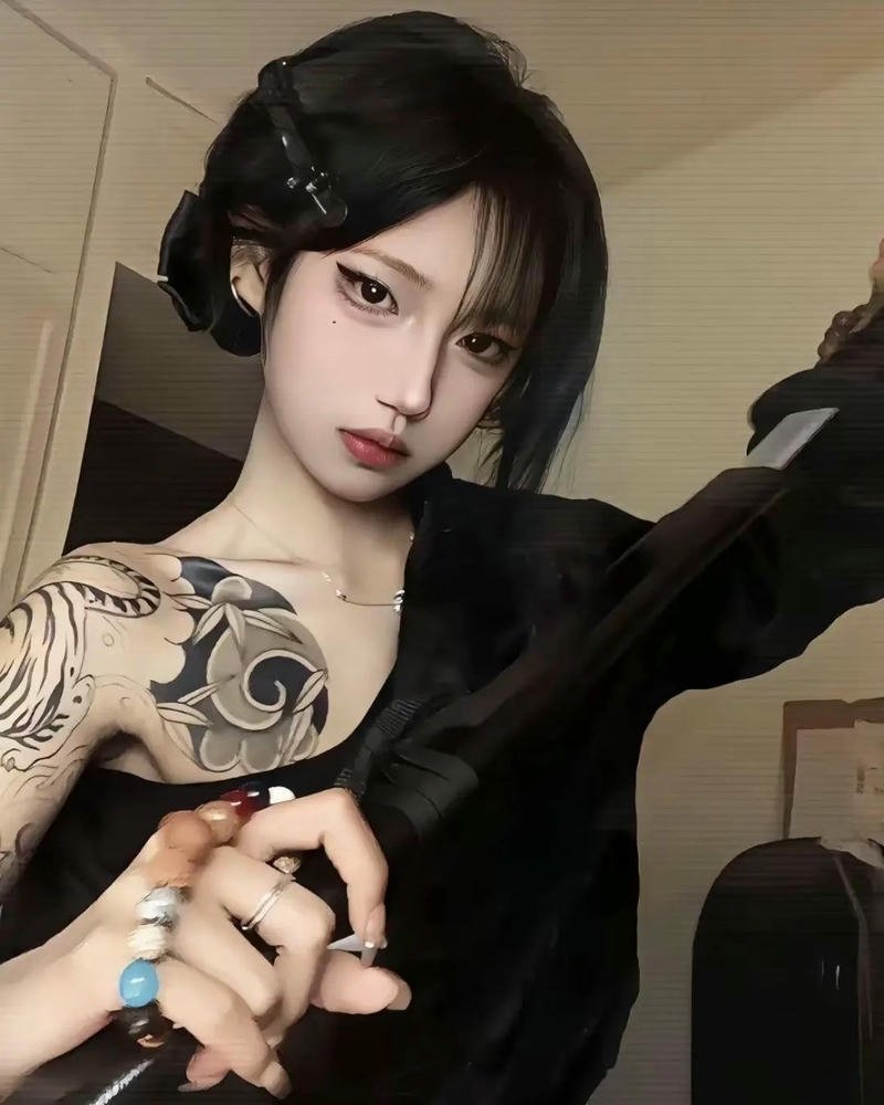 Girl xinh xăm ngực tóc ngắn cá tính cực thu hút