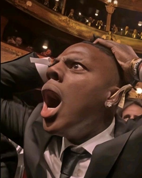 Gương mặt đầy sợ hãi thành meme rất buồn cười