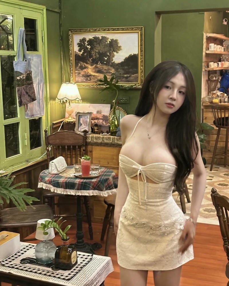 Hình ảnh cô học sinh trưởng thành ngực lớn cuốn hút