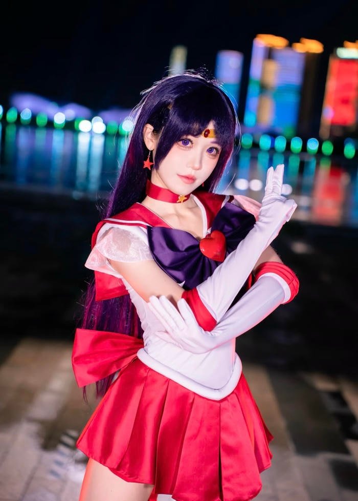 Hình ảnh gái xinh cosplay nhân vật anime mang biểu cảm hút mắt
