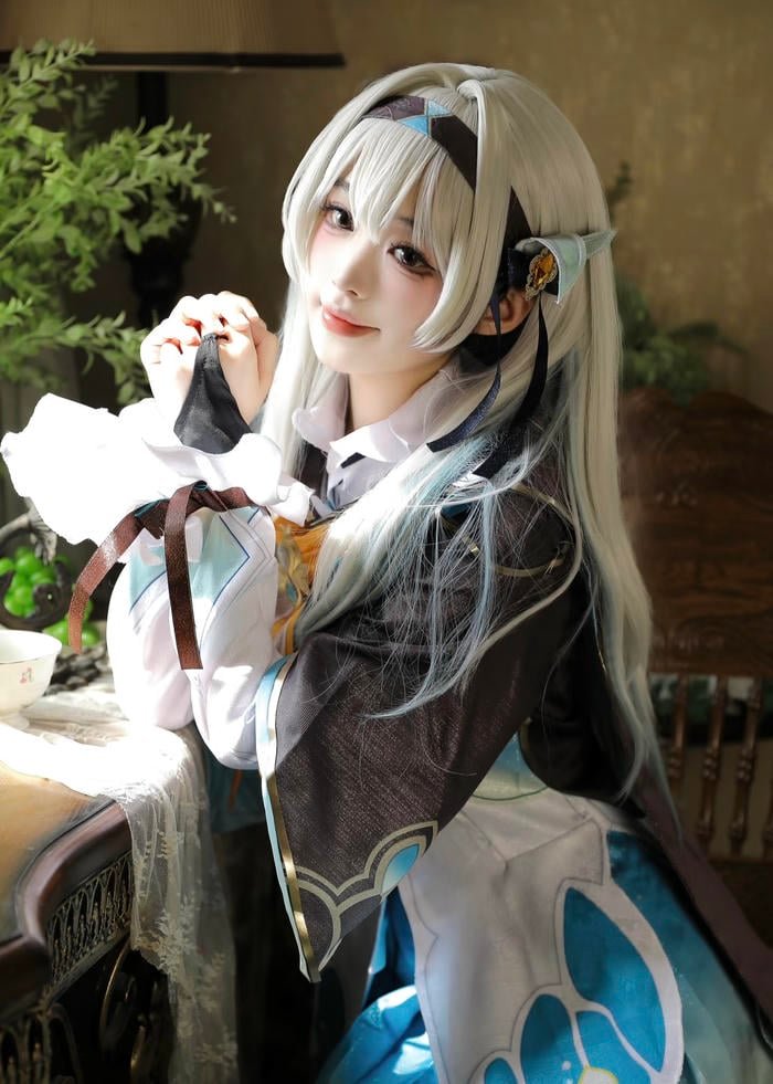 Hình ảnh gái xinh cosplay nhân vật anime mang biểu hiện thu hút
