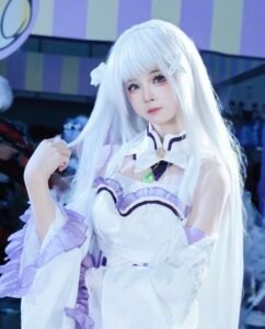 Hình ảnh gái xinh cosplay nhân vật anime thể hiện vẻ ngoài nổi sáng