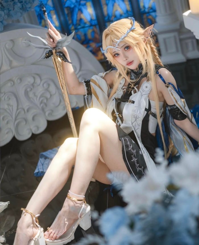 Hình gái xinh cosplay nhân vật anime với biểu cảm thu hút
