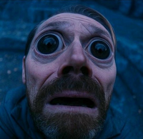 Hình meme thể hiện trạng thái sợ hãi hài hước