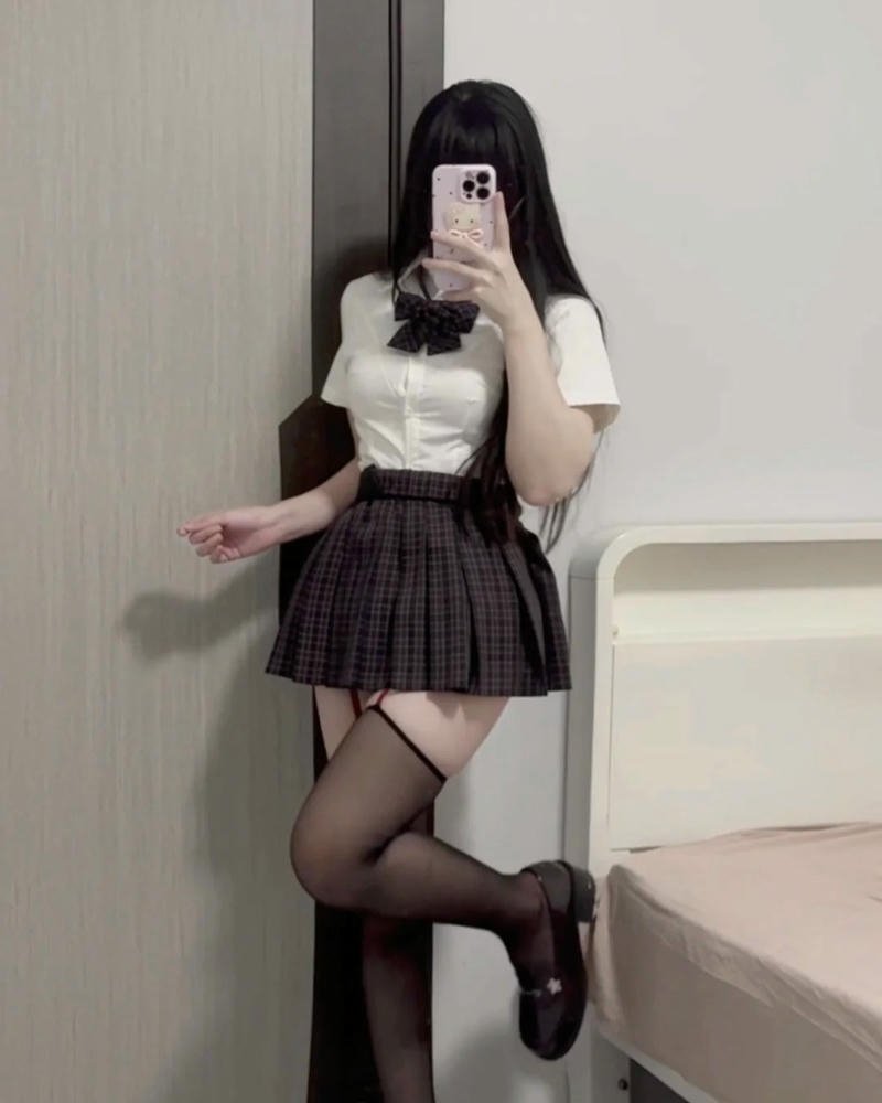 Hình tượng học sinh nữ trong phong cách cosplay xinh