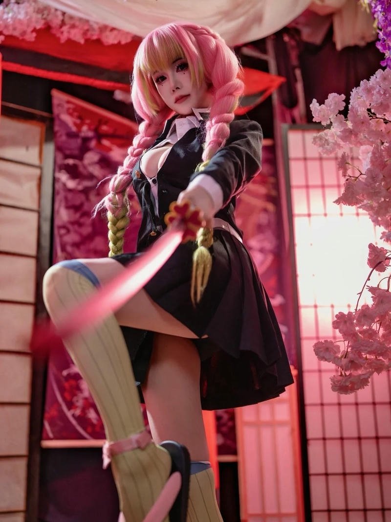 Hóa thân luyến trụ theo hình thức cosplay nghệ thuật