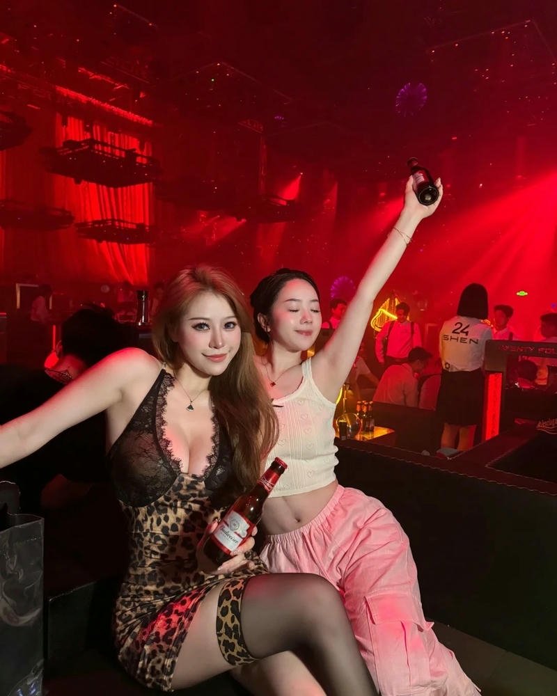 Hội bạn gái đi bar ngồi bệt tạo dáng vui vẻ