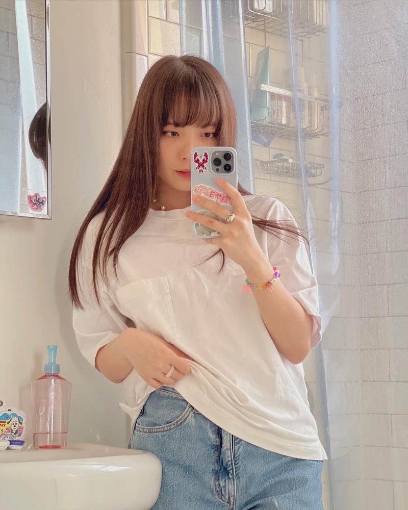 Hot girl Nhật chụp ảnh trước gương với áo thun