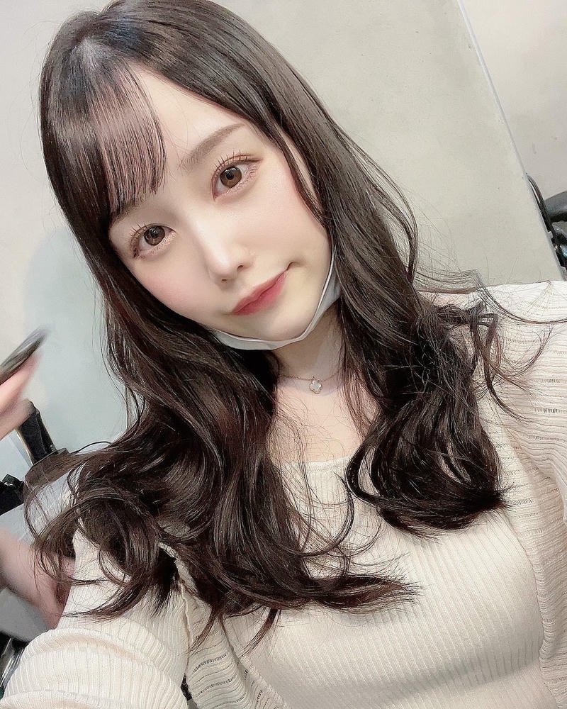 Hot girl Nhật tóc xoăn nhẹ nhìn thẳng ống kính