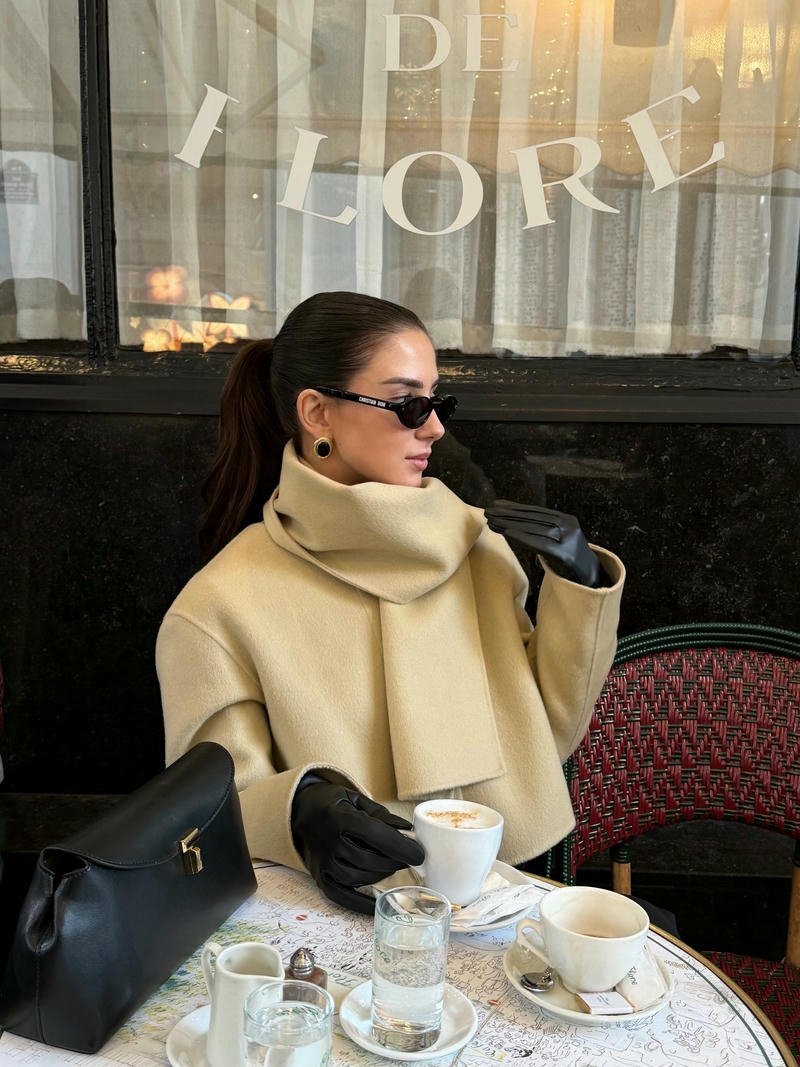 Hot girl châu âu mặc áo len uống cà phê