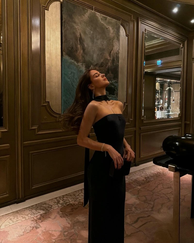 Hot girl châu âu váy đen đứng hành lang sang