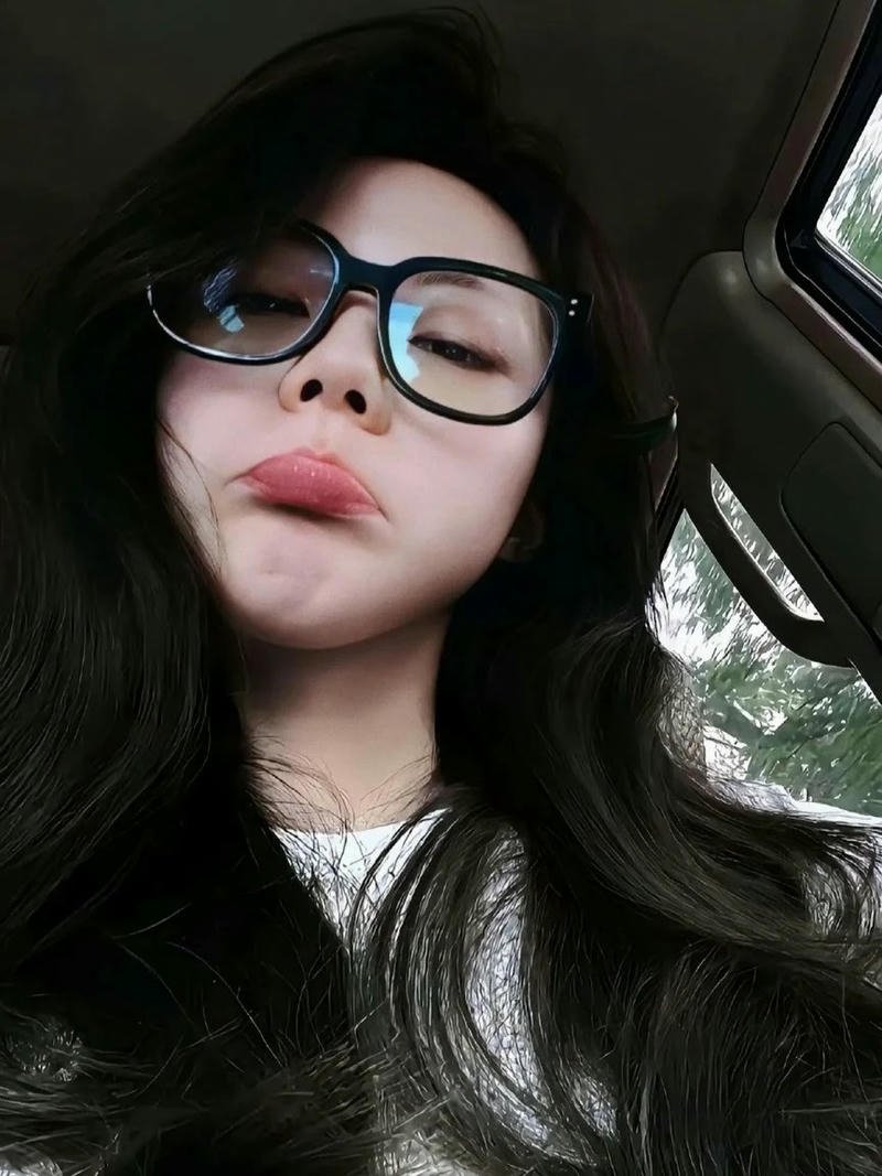 Hot girl đeo kính tạo dáng chu môi đáng yêu