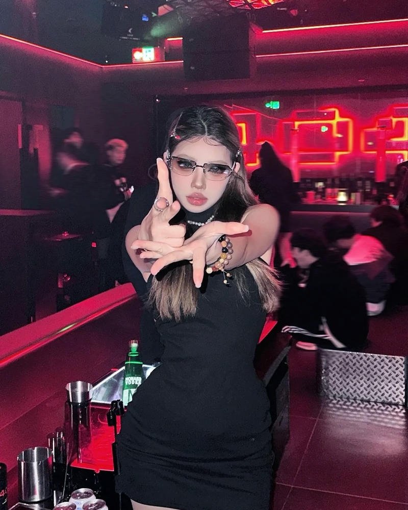 Hot girl đi bar đứng tạo dáng trong không gian đỏ