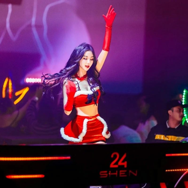 Hot girl mặc đồ đỏ biểu diễn tại quán bar