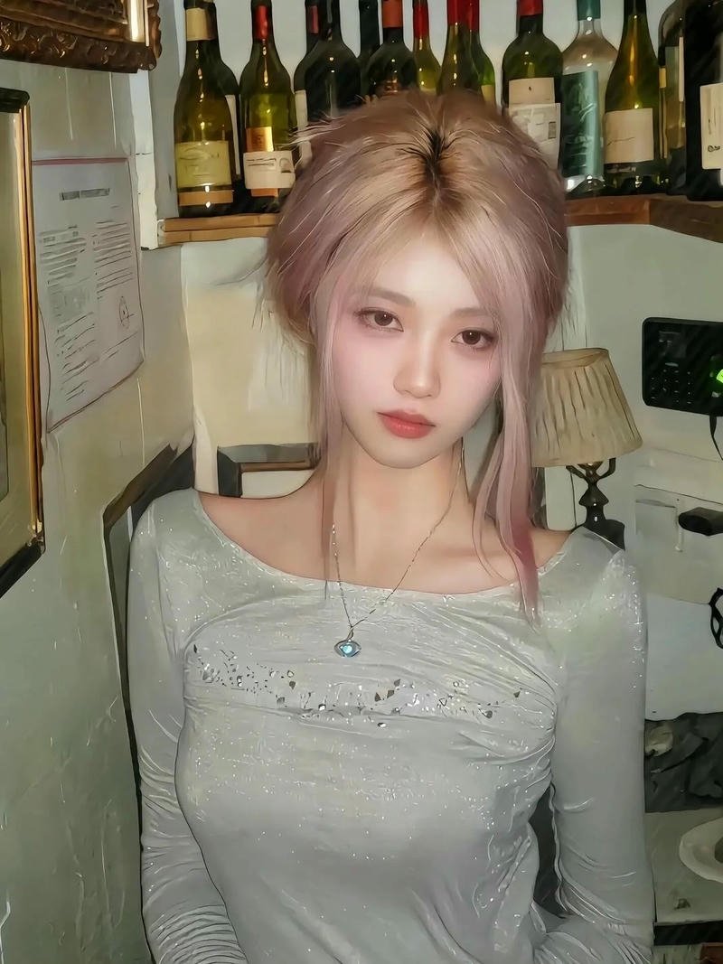 Hot girl mạng tóc nhuộm sáng màu buộc hai bên