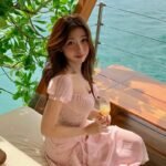 Hot girl mẫu ảnh váy hồng ngồi ngắm cảnh biển