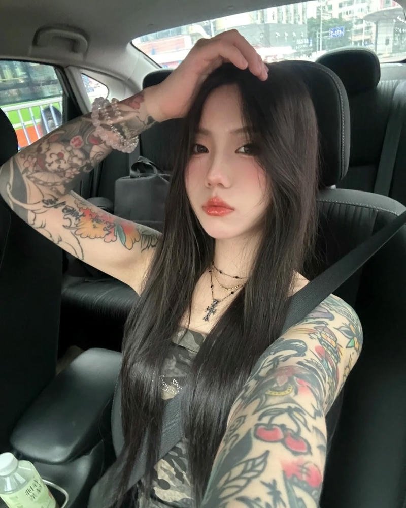 Hot girl tattoo chụp ảnh trong xe hơi sang chảnh đẹp
