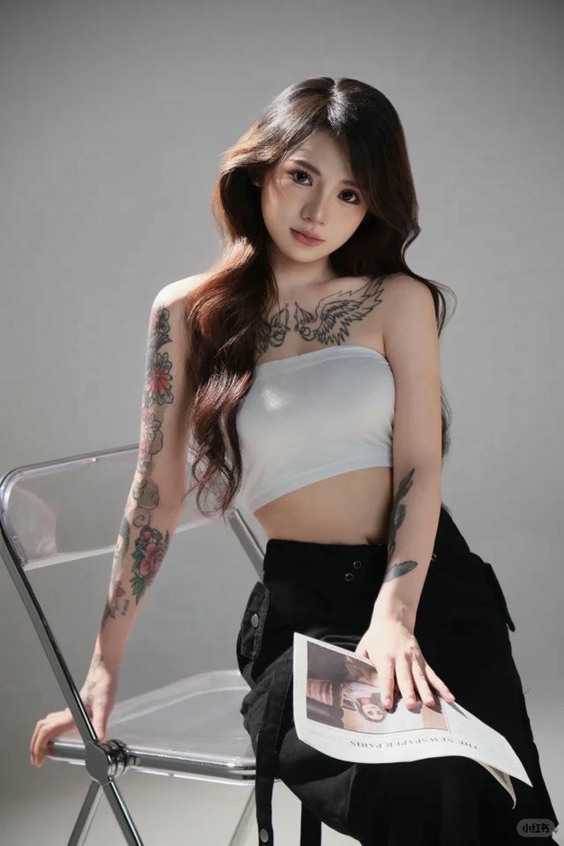 Hot girl tattoo ngồi ghế trắng dáng vẻ sành điệu