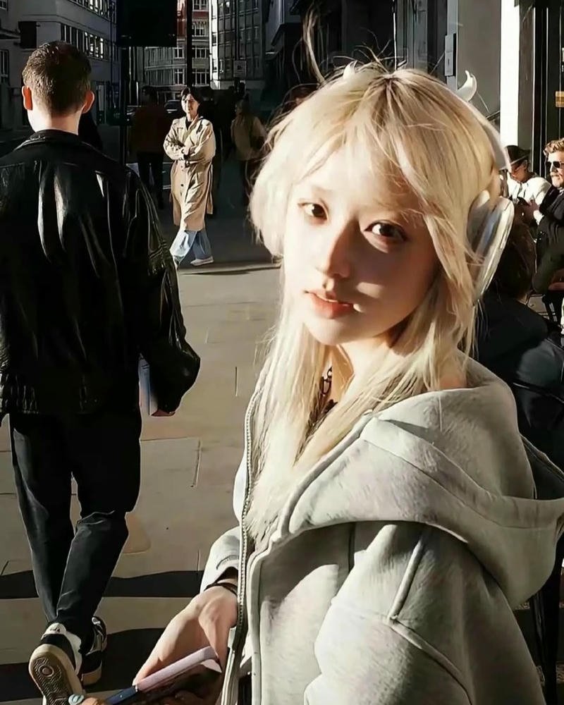 Hot girl tóc vàng đứng ngược nắng tạo dáng nghệ thuật